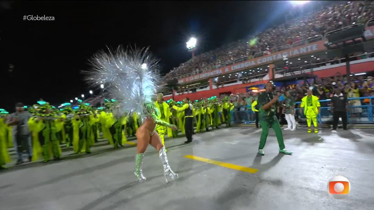 A Rainha de bateria da Mocidade, Fabíola de Andrade, com um colar com a letra R bem grande pra ninguém esquecer. #Globeleza
