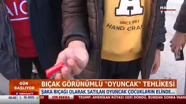 Bıçak görünümlü oyuncak tehlikesi Şaka bıçağı olarak satılan oyuncak, çocukların elinden düşmüyor.