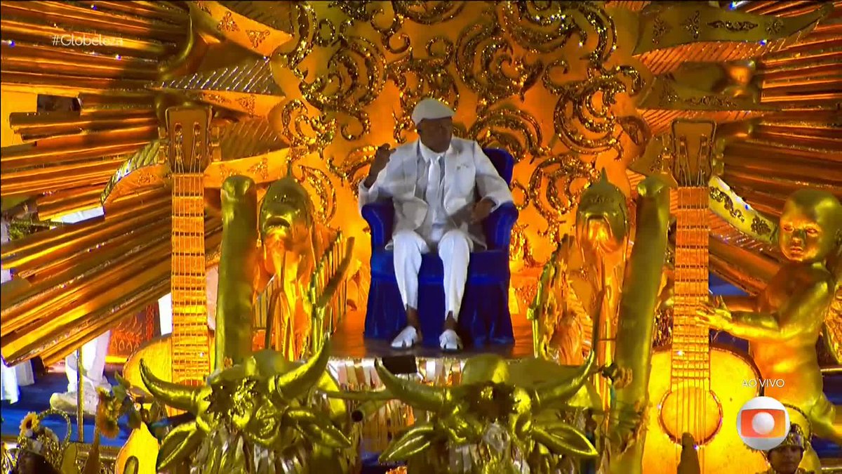 Depois da imensa falta de respeito que Milton Nascimento sofreu no GRAMMY, vê-lo reconhecido como merece e recebendo uma justa homenagem na Portela é de lavar a alma. #Globeleza