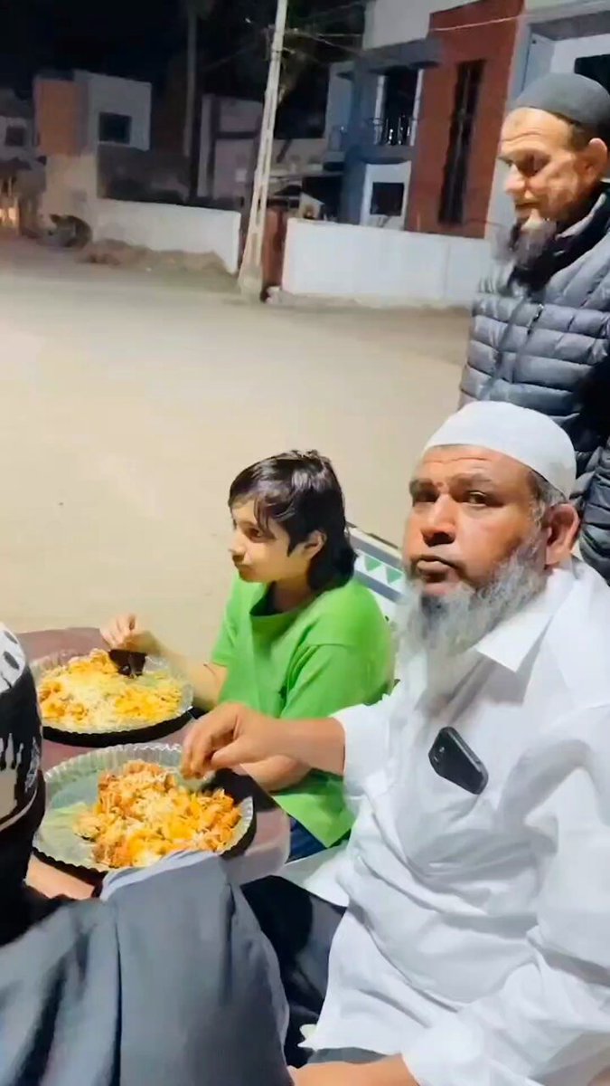 Tarveeh k baad, Dosto k sath #Ramadan ka maza