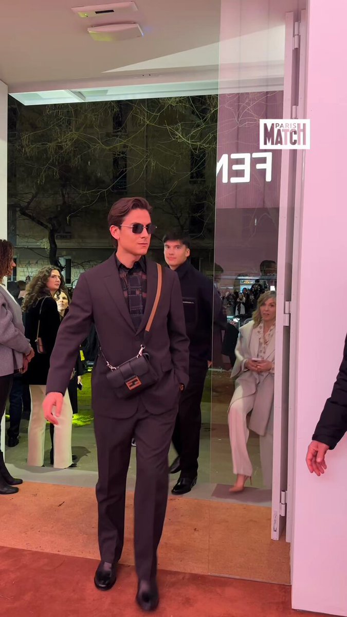 AH EL LOOK DE DYBALA 🔥✨ El delantero argentino causó furor en un desfile de Fendi en Milán