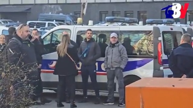 📹 À l’appel du syndicat Alliance, de nombreux policiers se rassemblent aujourd’hui devant le commissariat de Nanterre.