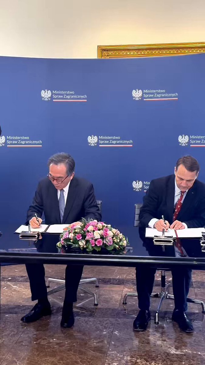 Minister Radosław Sikorski 🇵🇱🇪🇺 oraz minister SZ Republiki Korei 🇰🇷 조태열 제41대 외교부 장관 podpisali dziś Plan Działania na rzecz implementacji Partnerstwa Strategicznego między 🇵🇱 a 🇰🇷. Plan wyznacza kierunek naszych relacji dwustronnych do 2028 roku. 🇵🇱🤝🇰🇷