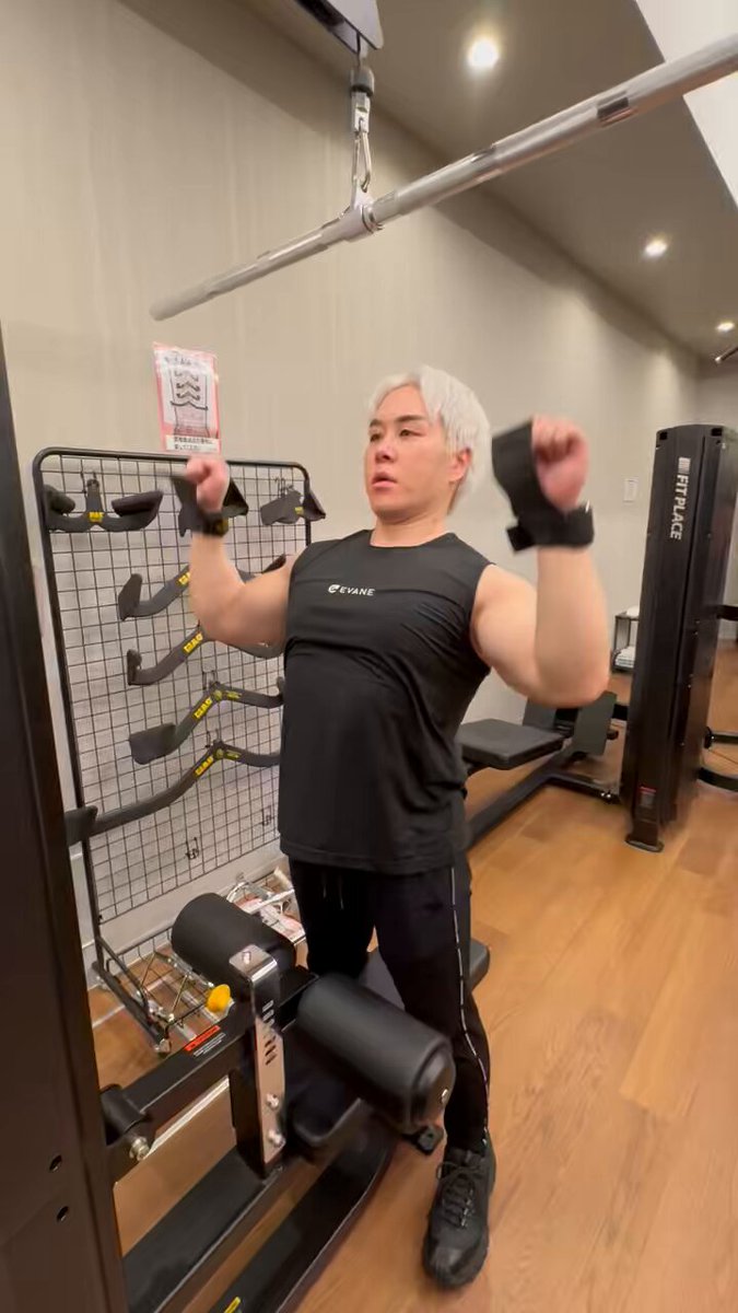ラットプルやる時は背中を45度倒した方が広範囲に効くんですよ。