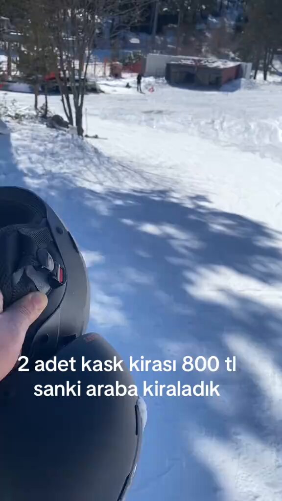 Küfür içerir Sarıkamış’ta kask kiralamak isteyen vatandaş, kiralama bedeli olarak 800 lira istenmesine isyan etti. “İki tane kask kiraladım, 800 lira para aldı. Ya sanki araba kiraladık.”