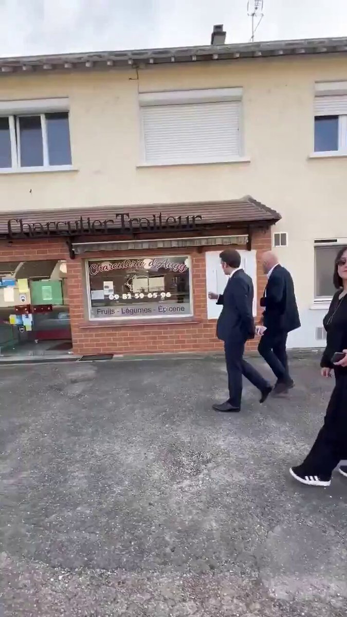 Oh quel beau moment de propagande Potemkine. Dans l’Yonne, ville morte et mise en scène, sans journalistes, du chef de guerre Tirelipimpon.