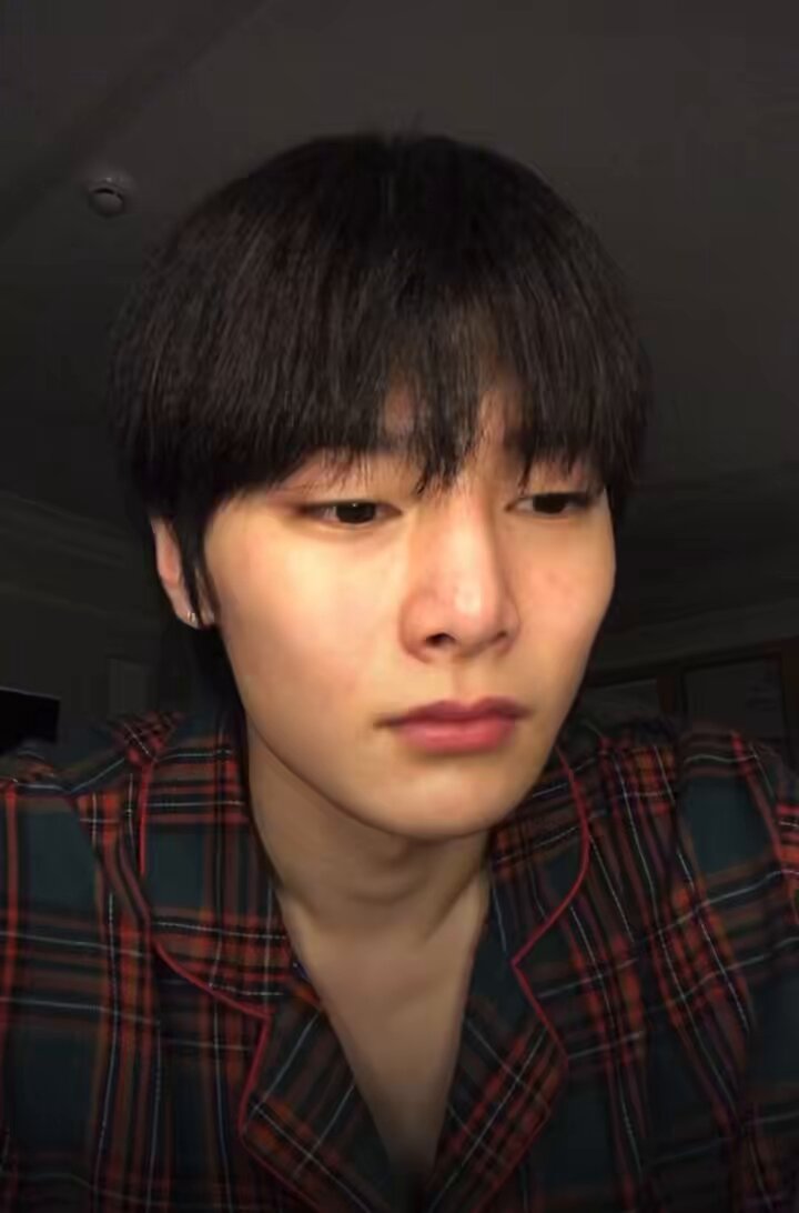 250305 アイエン インスタライブ 日本語訳ツリー🌲 👤投げキッスして 🦊(全力投げキッス)出てこないじゃん。なんだよ！ エフェクト出ると思って音鳴らしてまで本気でやってるの可愛いwww