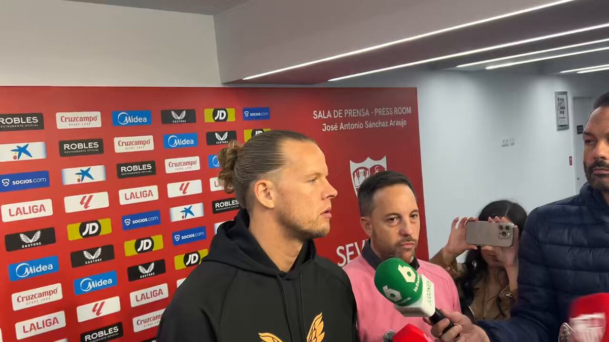 🗣️Nyland habla sobre Saúl Ñíguez, capitán del Sevilla Fútbol Club: "Saúl es un LÍDER. Siempre toma responsabilidad para mejorar al equipo, está haciendo un gran trabajo en el vestuario". "Es importante que quien lleve el brazalete dé la vida, y él lo está haciendo". 📹Jesús Aljama
