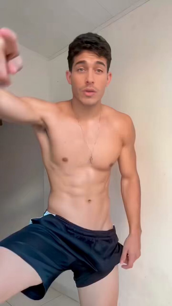 Dancing shirtless to get the blood pumping and the energy flowing 🤙🏽 Who else loves to move their body and feel alive? 🎶✨ #DanceWorkout #MoveYourBody #LeoOnTheGo #WenesdayVibes #LeoEnjoying