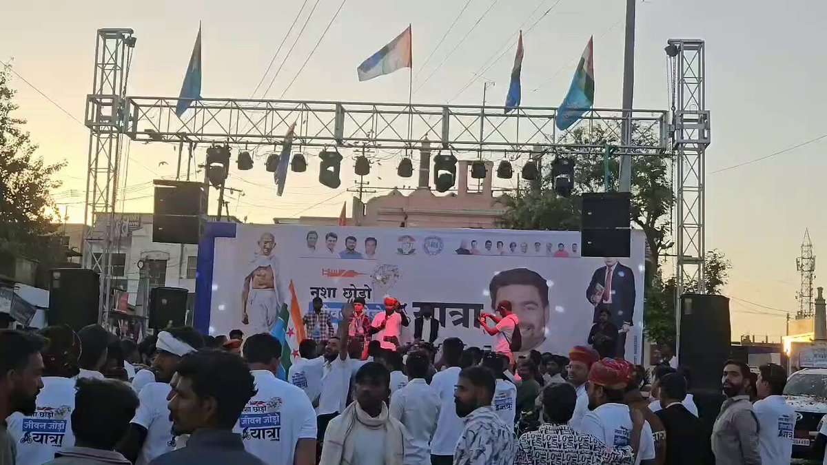 जब पुलिस ने यात्रा को रोकने की कोशिश की तो विनोद जाखड़ ने आज ब्यावर राजस्थान में प्रशासन को सुनाई खरी खरी। ये NSUI का बब्बर शेर है पर्ची सरकार की पुलिस से डरने वाला नहीं है। VINOD JAKHAR