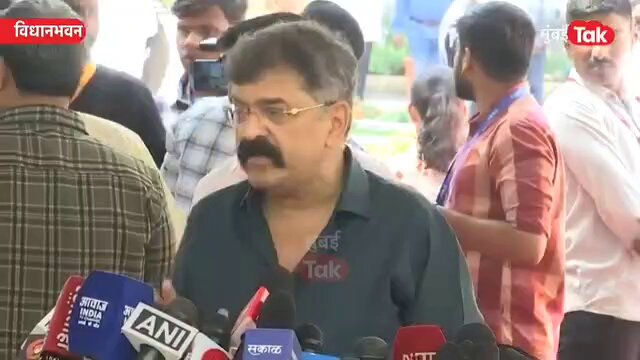 धनंजय मुंडे यांचे निकटवर्तीय व वाल्मिक कराडचे पार्टनर राज धनवट व त्यांचे वडील यांनी गोर गरीब शेतकऱ्यांची जमीन तर लुबाडलीच् परंतू जे शेतकरी जिवंत आहेत त्यांना देखील मृत दाखवले नक्की कोणाच्या आशीर्वादाने.. #JitendraAwhad #DhananjayMunde