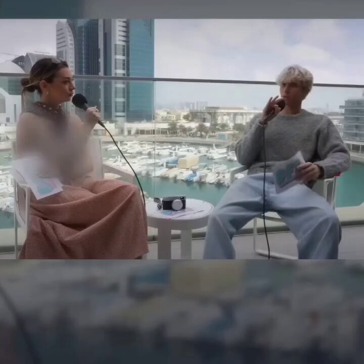Podcasster asal Amerika takjub saat secara tak sengaja mendengar lantunan azan Dan bahkan mereka tdk ingin berbicara pada momen itu karena ingin menikmati indahnya suara azan *Konoha ,??