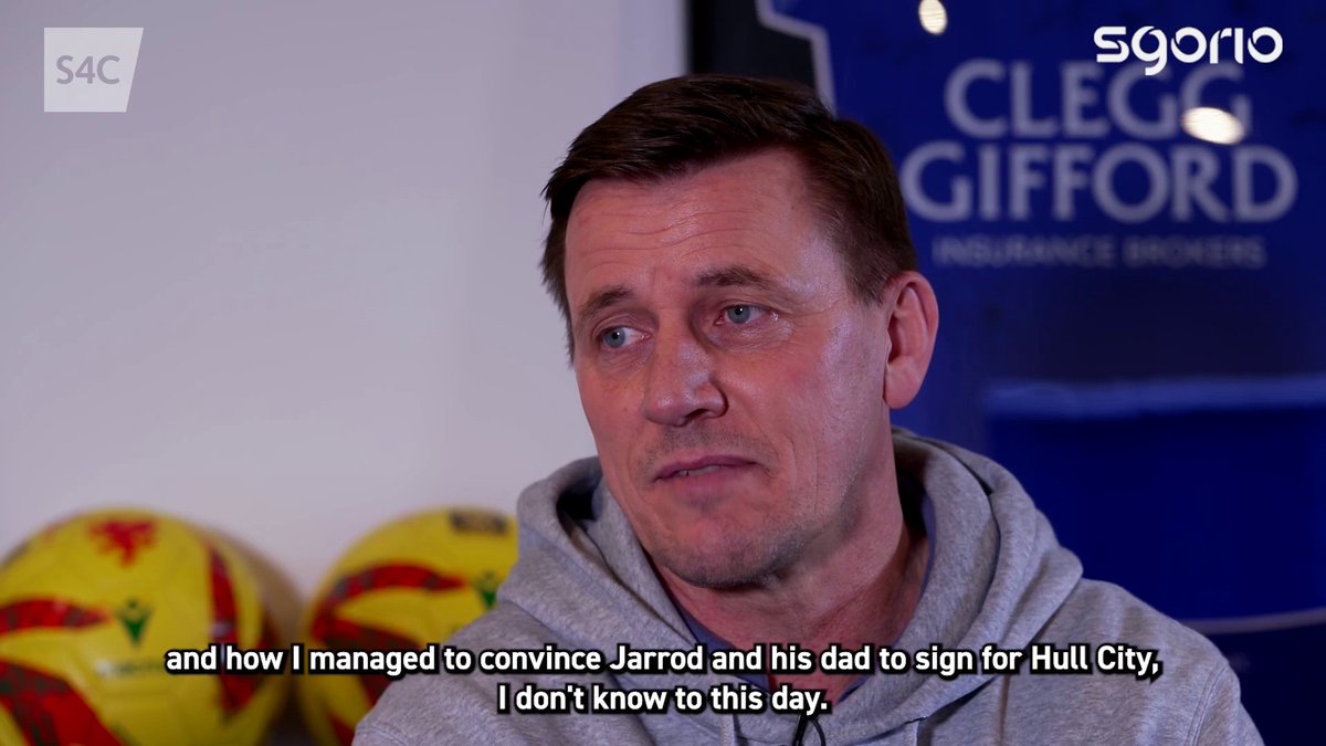 "How I managed to convince Jarrod and his dad to sign for Hull City, I don't know to this day." Tony Pennock yn trafod ei gysylltiad gyda chwaraewr West Ham United Jarrod Bowen. Tony Pennock on scouting Jarrod Bowen from HerefordFC to Hull City.