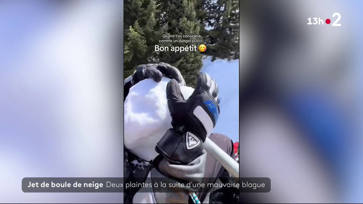 La vidéo a fait le tour d’Internet et elle a beaucoup choqué. Sur les images, un skieur lance depuis un télésiège une énorme boule de neige sur une terrasse. Un homme de 63 ans a été blessé et a porté plainte. #JT13h