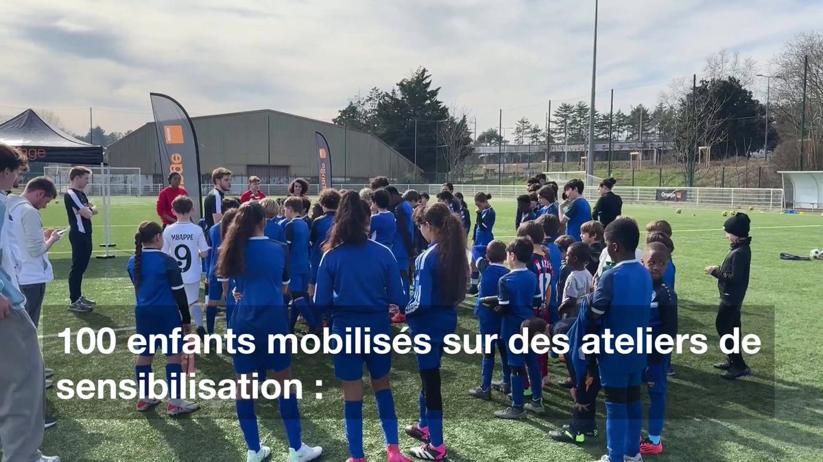 ⚽ Orange soutient le football amateur et aujourd'hui, c'est le club Eveil de Lyon Football qui bénéficie de nouveaux équipements : maillot/short, ballons, chasubles... Une journée co-animée avec Graines de footballeuses qui sensibilise les jeunes contre les préjugés sur le football féminin. Les jeunes suivent des ateliers d'éducation au numérique et participent à des challenges afin de gagner un maillot de l'équipe de France. Team Orange Football