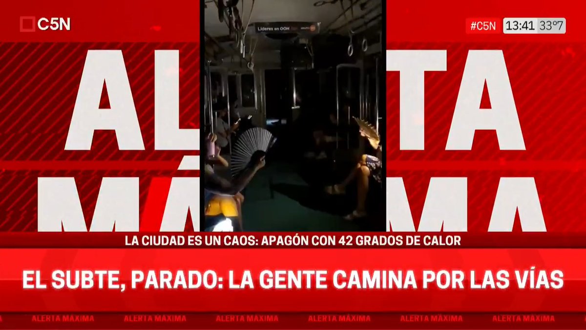 ALERTA MÁXIMA: APAGÓN EN EL SUBTE La línea B no tiene energía eléctrica y los pasajeros caminan por las vías para salir de las formaciones.