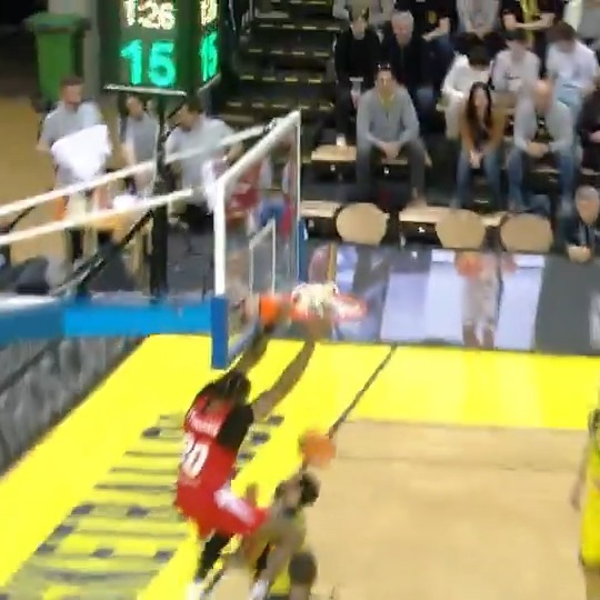 🤯 QUÉ LOCURA DE Dj Stephens Increíble mate de DJ Stephens para finalizar el alley oop #BasketballCL