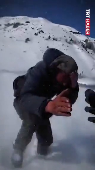 Erzurum Çat'ta yalnız yaşadığı mezrada kar nedeniyle mahsur kalan ve 15 gündür haber alınamayan vatandaşı Mehmetçik kurtardı.