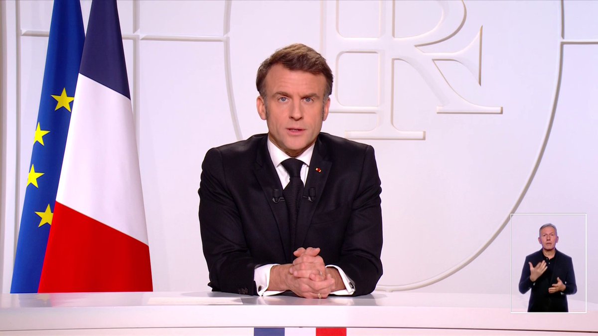 Emmanuel Macron : «La menace russe est là et touche les pays d'Europe, nous touche. [...] La Russie a fait du conflit ukrainien un conflit mondial. [...] La Russie teste nos limites. La Russie est devenue une menace pour la France et pour l'Europe.»