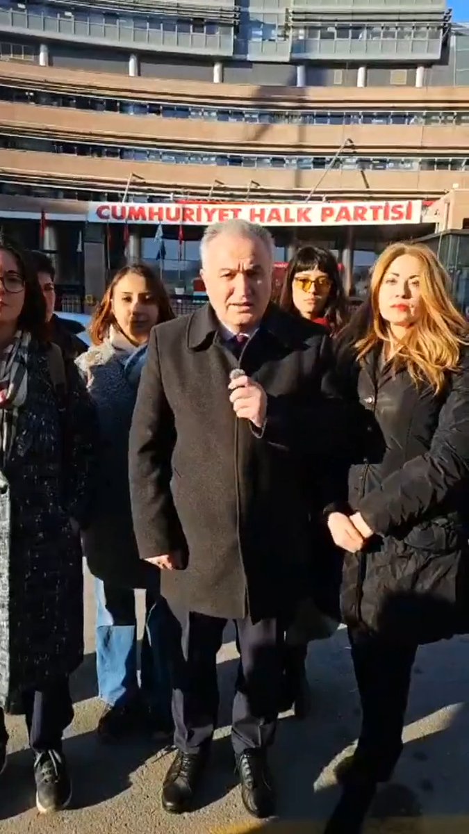 CHP Belediyeleri, Ankara İl Hayvanları Koruma Kurulu toplantısından çıkan katliam yönetmeliğine tüm belediyeleriyle tam destek verdi! Toplantı bitiminde CHP Genel Merkezi'ne giderek yetkililerle görüşmek isteyen Yaşam Hakkı Savunucuları içeriye alınmadı! CHP katliama ortak olma!