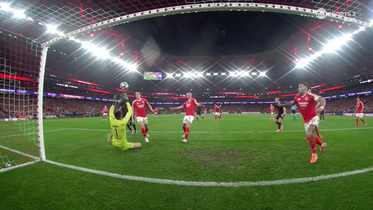 TRIPLE SAVE FROM TRUBIN WOW 😱 The Benfica number 1 somehow manages to stop out Barcelona's attack with three saves in a row! 🧤 📺 TNT Sports &amp; discovery+ UK