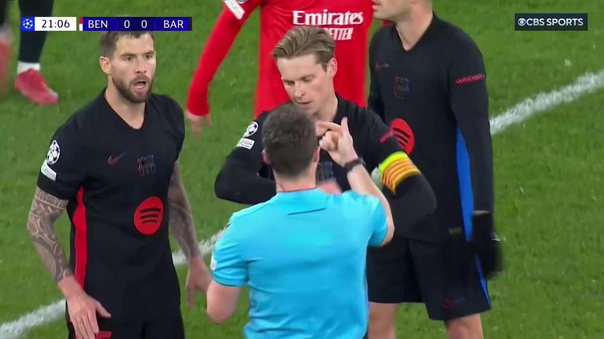 Pau Cubarsí sees a straight red after a challenge on Vangelis Pavlidis 🟥