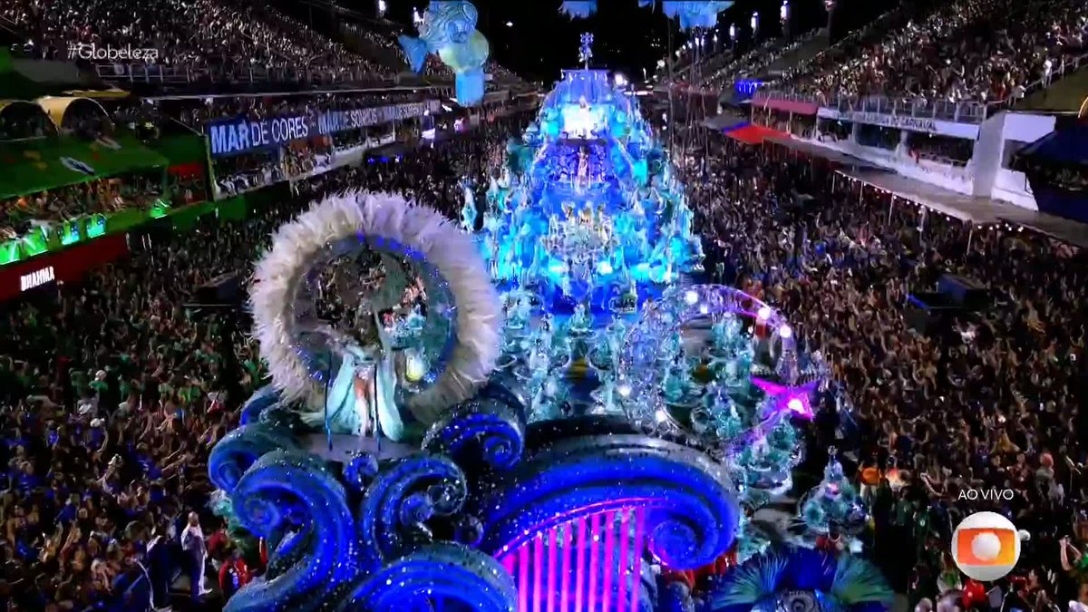 grande rio no pódio montado pelo público você nunca saiu do primeiro lugar, o título é teu e vc sabe #Globeleza #ApuracaoRJ