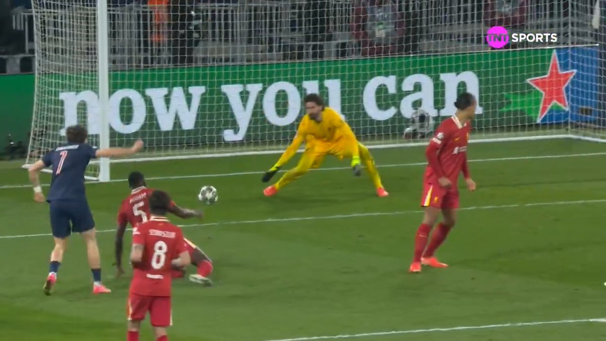O cara que vê isso aqui só passa atestado de leigo sobre o goleiro Alisson se gostar muito de passar vergonha.