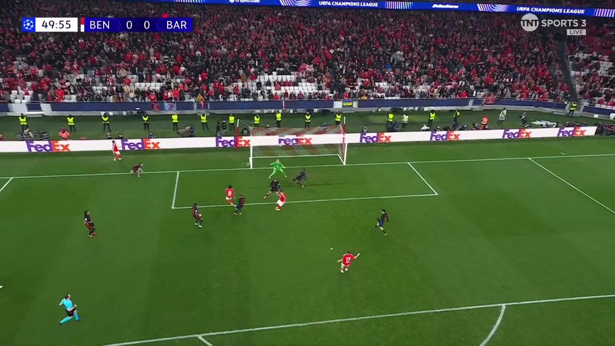 WHAT A CHANCE FOR BENFICA! 😮 Vangelis Pavlidis can't convert from close range after Álvaro Carreras cut back pass 🎯