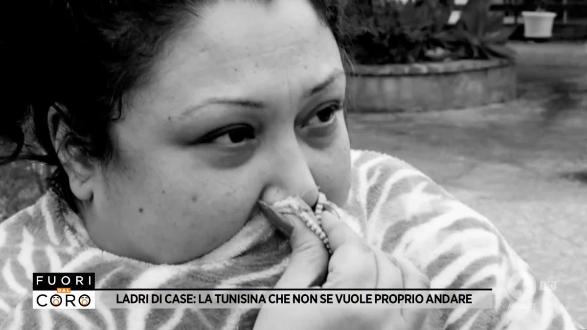 Besma, la donna di origini tunisine che da più di un anno occupa abusivamente la casa di Francesco! Accade a #Scicli, in Sicilia. La avevamo già incontrata e ci aveva minacciati. Siamo tornati. Il servizio di Cristina Mastrandrea a #Fuoridalcoro è disponibile su Mediaset Infinity
