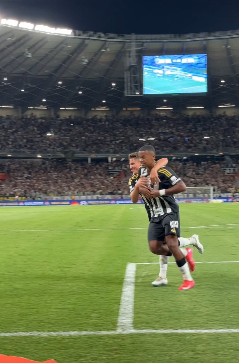 O #CriaDoGalo pisou na área pra balançar o barbante no rebote! ⚽️👶🏾🐓