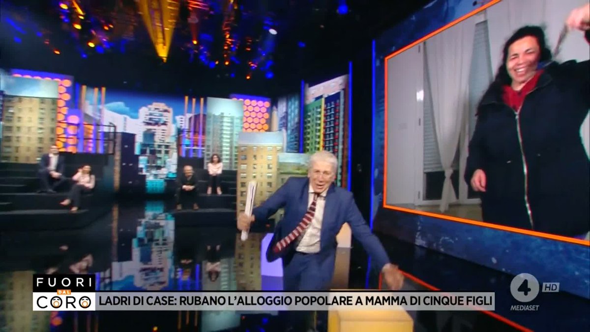 EVVIVA!!! Una bellissima notizia in diretta! Carmela, mamma di 5 figli di cui 2 disabili al 100%, è finalmente entrata in possesso della casa popolare che le era stata assegnata ed era stata occupata da Nicola Spina e Rita Geruzzi! Ma dopo tanta nostra insistenza... #Fuoridalcoro