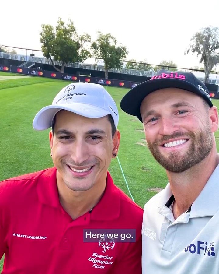 A special day for a Special Olympics silver medalist 🥈 Daniel Steele and Wyndham Clark spent time on the range prior to @APInv.