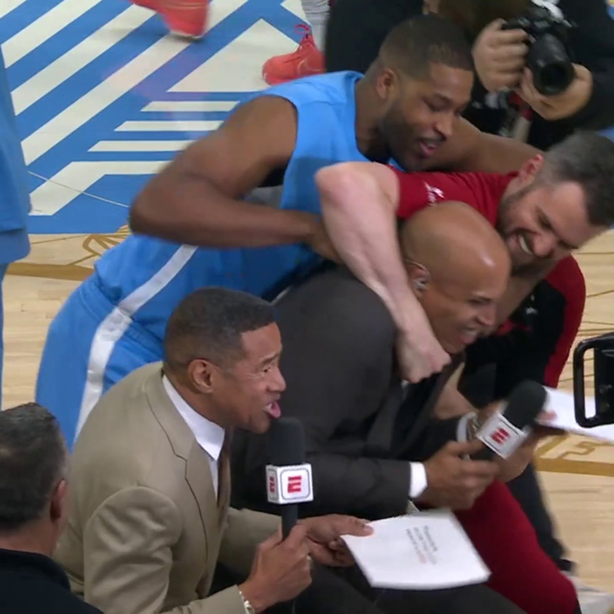 Kevin Love and Tristan Thompson had to show love to their former teammate 😂❤️ Richard Jefferson 📺 ESPN
