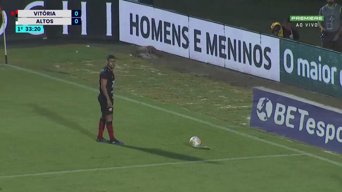 Bonito gol do nosso lateral Hugo pelo Vitoria, hein? Tem ido bem nesse início de ano.