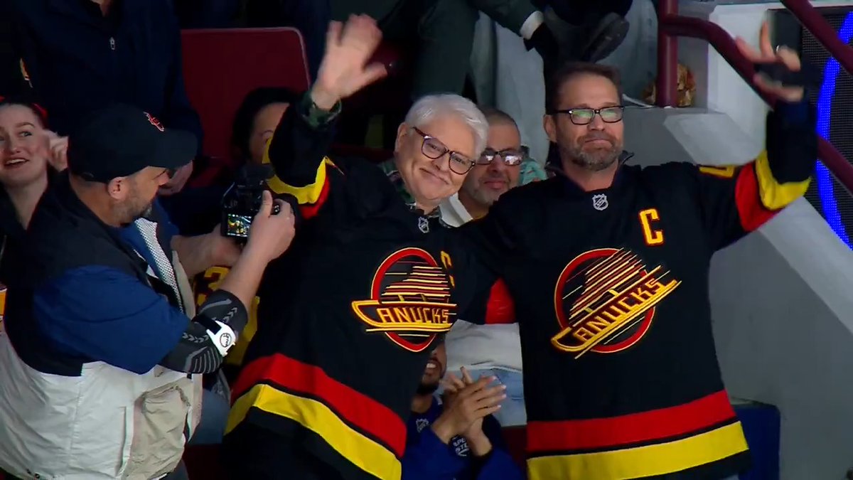 Canadian actors Dave Foley and Jason Priestley in the house tonight at Rogers Arena! 🙌🇨🇦