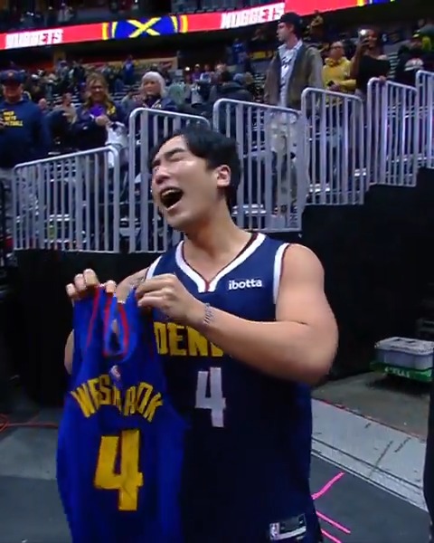 Russ gave his jersey to a fan who traveled 6,000 miles from South Korea to see him 🙏 His reaction after 🥺❤️