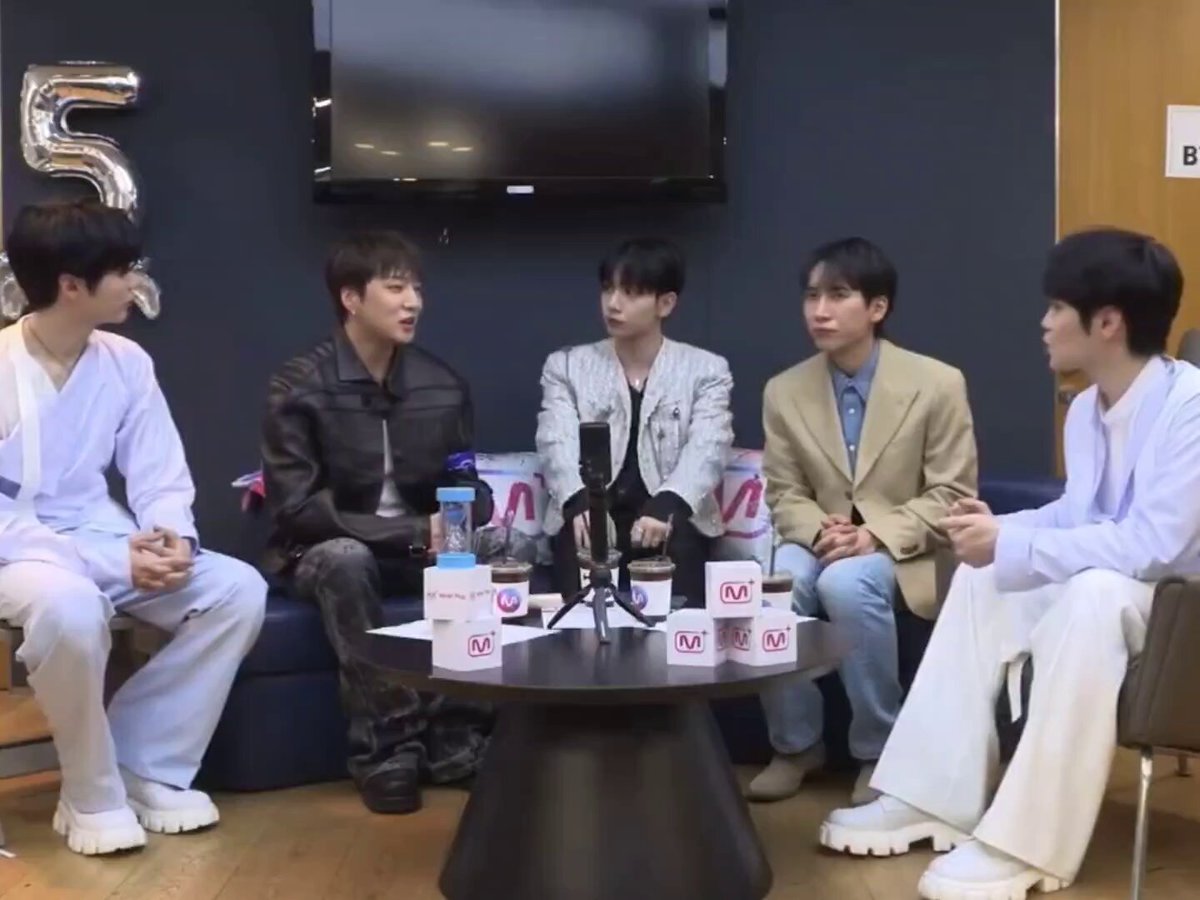 Watching Seungyoon and Eunkwang keep praising Taerae for his vocals got me so emotional 😭😭 OMG TAERAE YOU ARE RECOGNIZED BY AMAZING VOCALISTS IN THE INDUSTRY 😭
