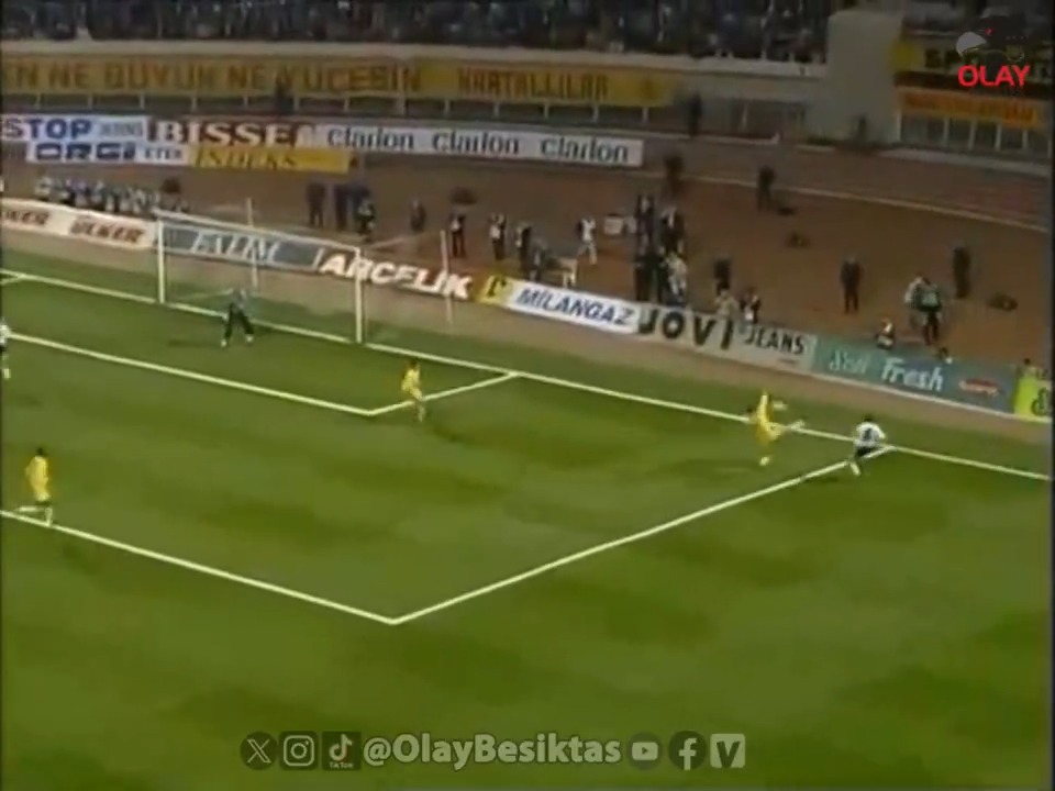 Bir Beşiktaş-Galatasaray maçında hakem Ahmet Çakar'ın vermediği net penaltı pozisyonu. (📅5 Mart 1995 / Beşiktaş 2-3 Galatasaray)