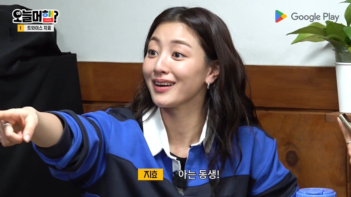 Jihyo's reaction when she randomly noticed WJSN Eunseo eating at the same restaurant 😭