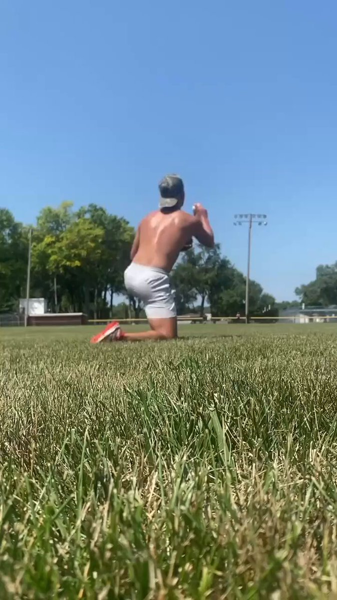 “You can throw 80% of your max velocity from your knees…the upper body is the cannon” Check out the full presentation from OHSBCA on our YouTube Incredible story from IG: @builtbybaggett 👏