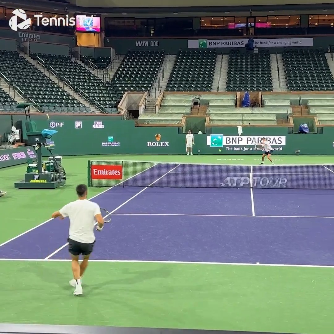 No sé si la pista de Indian Wells estará un poco más rápida o más lenta este año con los nuevos proveedores de material, pero lo que sí está claro viendo imágenes como estas es que la bola bota muy poco este año.