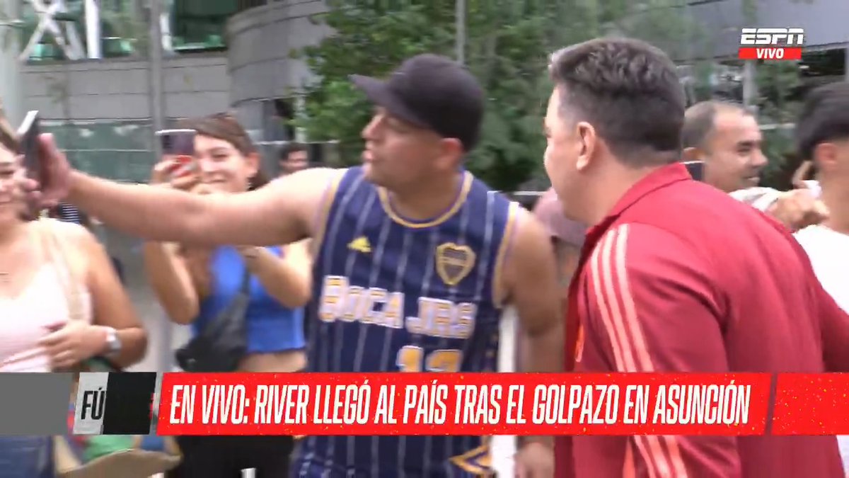 👀Un HINCHA DE #BOCA en el regreso de river luego de perder la Supercopa Internacional ante Talleres.