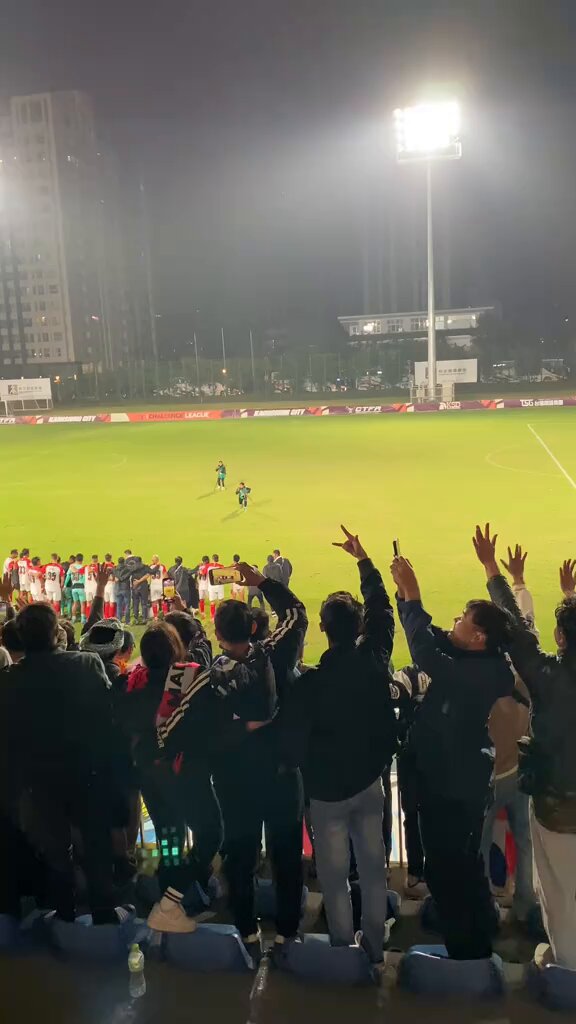 Dear Ketum PSSi, Nasionalisme ga hanya dari Timnas doang, perbaikan kualitas klub dan Liga juga bisa meniadi sarana bangga Tanah Air. Klub sebagai wakil dari Negara yang berkompetisi di Asia juga menjadi cermin kualitas Bangsa. Lihat nih, banyak SUporter dari beberapa klub Indonesia bersatu mendukung Madura United