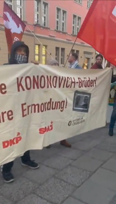 Vor der ukrainischen Botschaft demonstriert die DKP Berlin für die Freiheit der Brüder Kononowitsch. Die ukrainische Vertretung stört mit lauter Musik die Kundgebung. #b0603