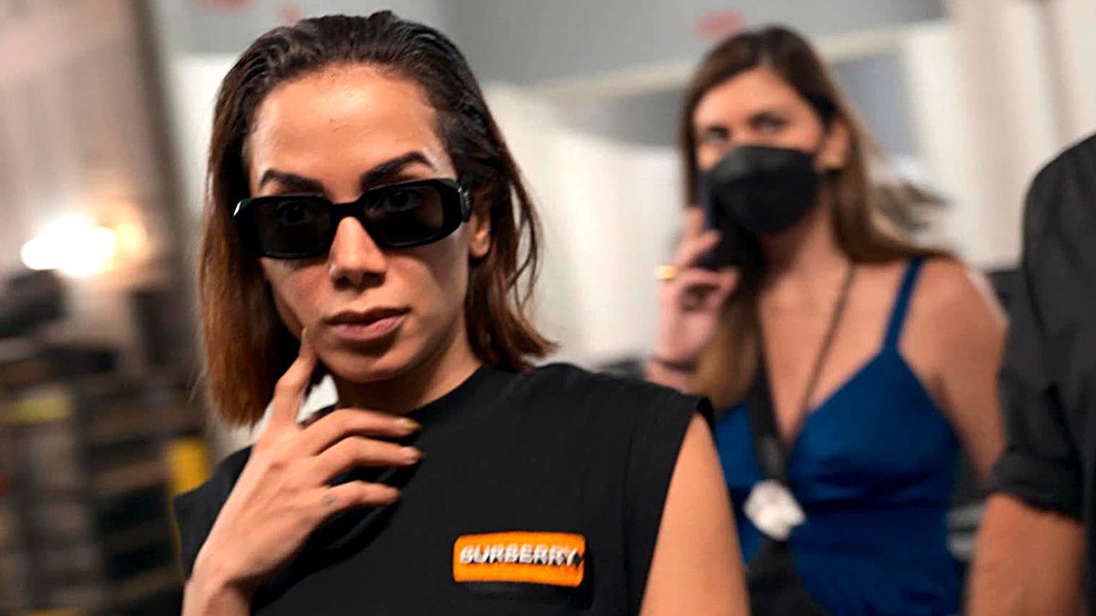 E diga com a voz aveludada: SENHORA Anitta!