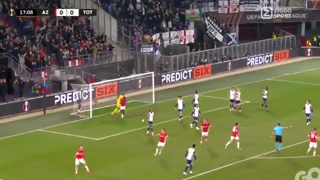 Wat een 𝐛𝐢𝐳𝐚𝐫𝐫𝐞 goal 🤯 Bergvall werkt de bal in eigen goal en dus komt AZ op voorsprong! 🔥 #ZiggoSport #UEL #AZTOT