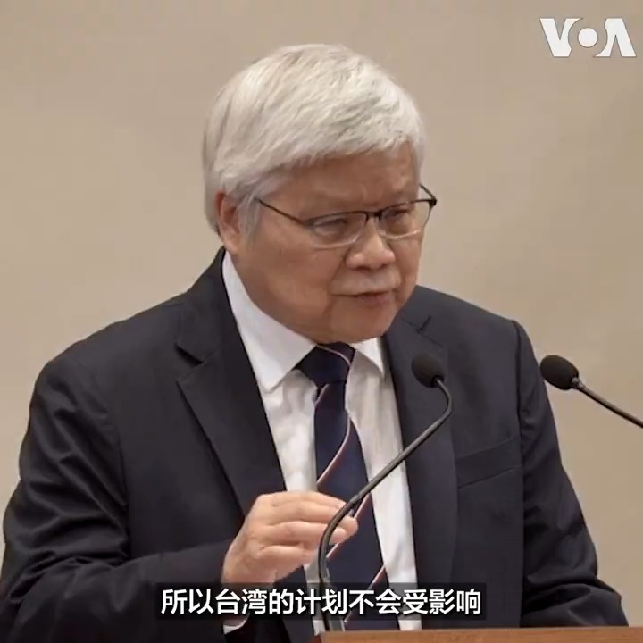 台积电加码千亿美元在设厂，引起“掏空台湾”的疑虑，台积电董事长魏哲家在台湾总统赖清德陪同下星期四(3月6日)召开记者会说明这项重大投资决定。魏哲家说，加码投资美国是为了满足美国客户的需求，至于在台湾原订的扩厂计划不受影响。赖清德也针对“疑美论”辟谣强调，台积电赴美投资的过程当中并没有受到来自美国的压力。