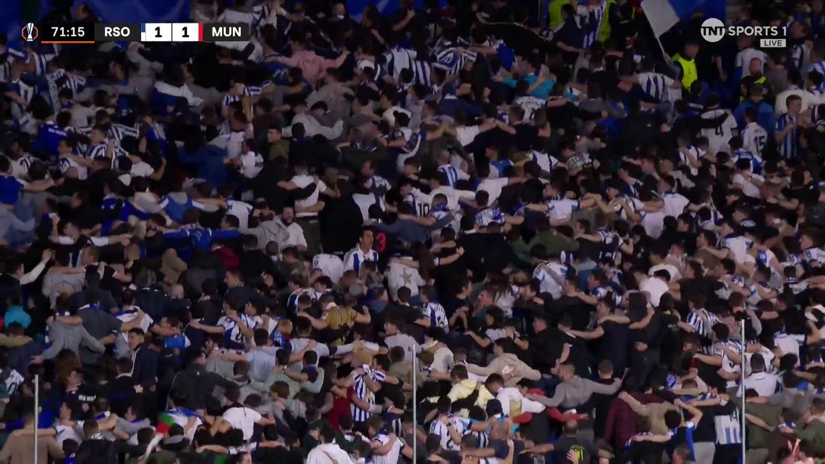 THE ENTIRE STADIUM IS DOING THE POZNAN AFTER REAL SOCIEDAD EQUALISED AGAINST MAN UNITED🤯🤯🤯