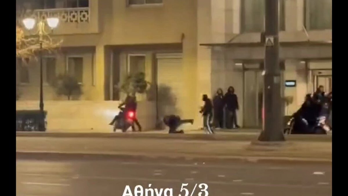 Αν ο οποιοσδήποτε άνθρωπος χτυπήσει σκόπιμα με μηχανή έναν πεζό θα τον πάνε για απόπειρα δολοφονίας. Αν ο αστυνομικός χτυπήσει σκόπιμα πεζό μπορεί απλά να τον "ελέγξουν" κάτι συνάδελφοι/φίλοι του και να μάθουμε σε 2-3 χρόνια ότι τον έκριναν αθώο. Ας μη μασάμε τα λόγια μας. Αυτή η επίθεση είναι δολοφονική. Τα λέμε αύριο στη διαδήλωση. #Τεμπη #τεμπη_εγκλημα